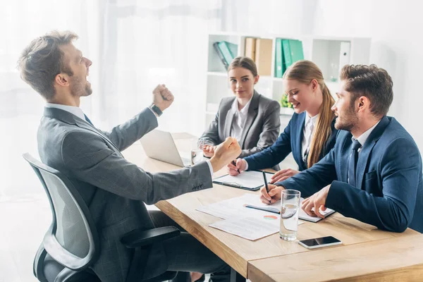 Zijaanzicht Van Een Lachende Medewerker Die Gebaar Toont Buurt Van — Stockfoto