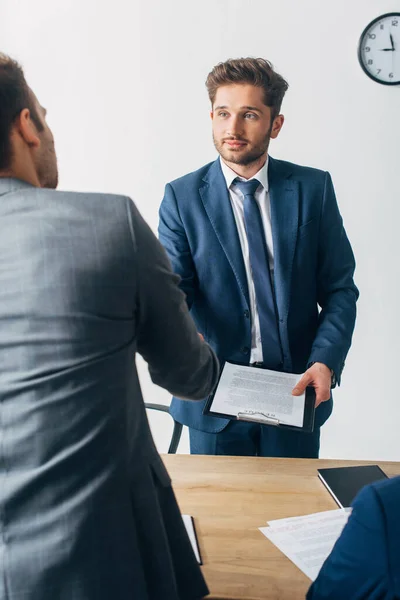 Enfoque Selectivo Del Reclutador Con Portapapeles Estrechando Mano Con Empleado —  Fotos de Stock