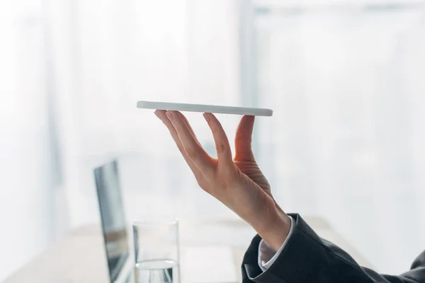 Beskuren Över Kvinna Som Håller Smartphone Nära Glas Vatten Bordet — Stockfoto