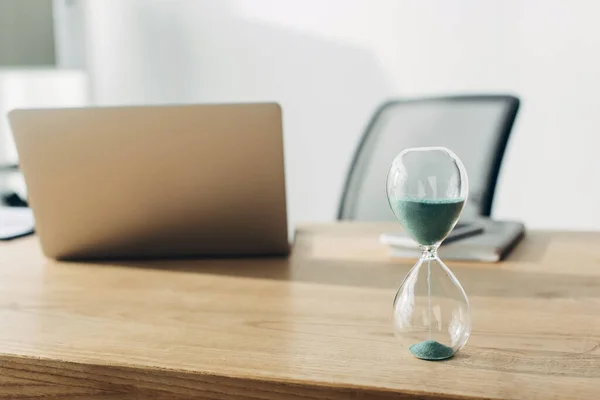 Selektiver Fokus Der Sanduhr Auf Dem Tisch Der Nähe Des — Stockfoto