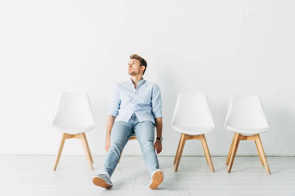 Müder Angestellter Schaut Büro Auf Stuhl Auf — Stockfoto