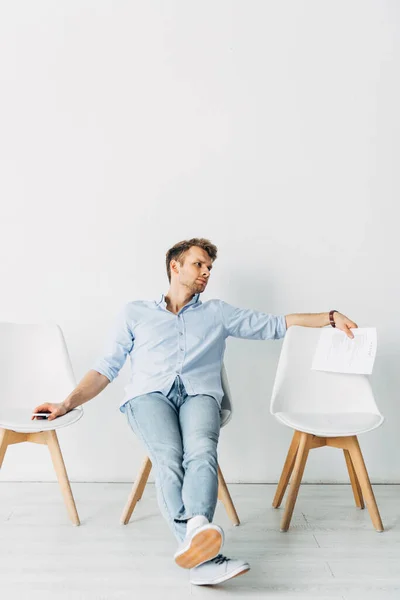 Employee Resume Smartphone Looking Away Chair Office — Stock Photo, Image