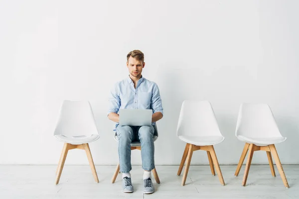 Handsome Employee Using Laptop Resume Smartphone Chair Office — Stock Photo, Image