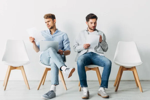 Medewerkers Met Gadgets Hervatten Het Wachten Sollicitatiegesprek Functie — Stockfoto