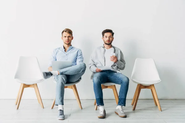 Empleados Con Aparatos Reanudar Mirando Cámara Mientras Esperan Entrevista Trabajo —  Fotos de Stock