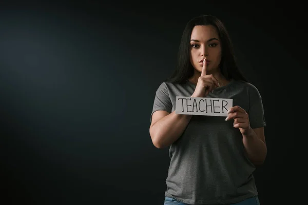 Vista Frontale Della Ragazza Size Che Mostra Gesto Del Silenzio — Foto Stock