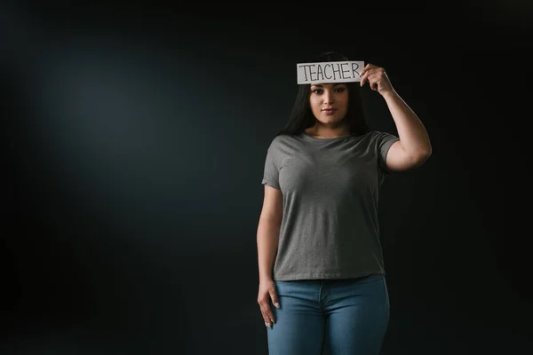 Vista Frontal Chica Tamaño Grande Con Tarjeta Con Símbolos Frente — Foto de Stock