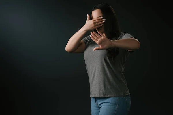 另外一个尺寸较大的女孩 用黑色隔离的停止手势表示失明和否认 — 图库照片