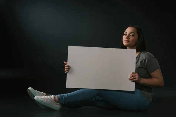 Menina Bonita Size Sentado Com Placa Vazia Fundo Preto — Fotografia de Stock