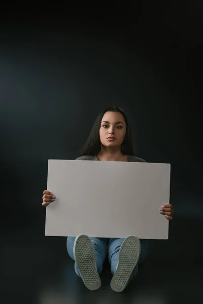 Vista Frontal Menina Bonita Size Sentado Com Placa Vazia Fundo — Fotografia de Stock