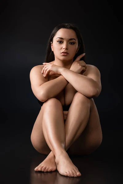 Вид Спереду Красива Дівчина Плюс Розмір Сидячи Схрещеними Ногами Руками — стокове фото