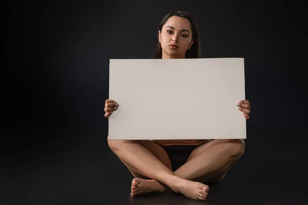 Vista Frontal Menina Size Sentado Com Pernas Cruzadas Segurando Cartaz — Fotografia de Stock