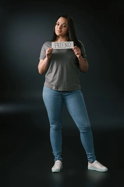 Front View Smiling Size Girl Holding Card Word Friend Black — Stock Photo, Image