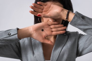 Palmiye örtüsü üzerinde siyah nokta olan iş kadını beyaz, aile içi şiddet kavramına izole edilmiş. 