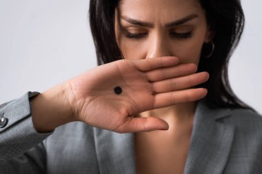 Avuç içlerindeki siyah noktalı üzgün iş kadını beyaz, aile içi şiddet kavramına izole edilmiş. 