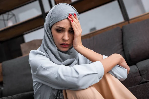 Femme Musulmane Bouleversée Dans Hijab Concept Violence Domestique — Photo