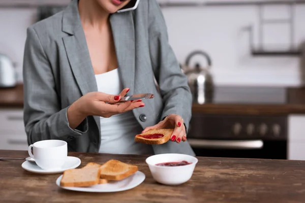 Vista Recortada Mujer Negocios Sosteniendo Pan Tostado Cuchillo Mientras Habla — Foto de Stock