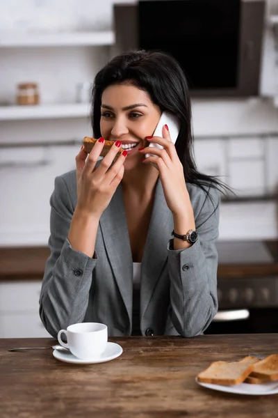 Lächelnde Geschäftsfrau Isst Toastbrot Mit Marmelade Während Sie Mit Dem — Stockfoto