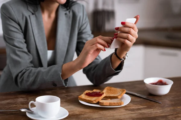 朝食の近くでスマホを使ってビジネスをしている女性の — ストック写真