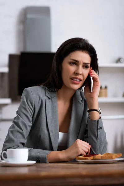 Selective Focus Displeased Businesswoman Talking Smartphone Breakfast — Stock Photo, Image