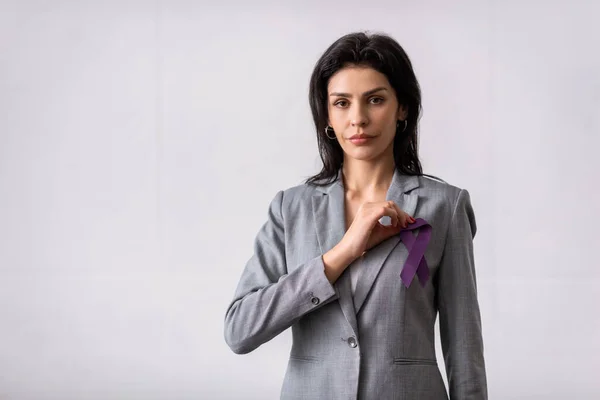 Businesswoman Holding Purple Ribbon Looking Camera White Domestic Violence Concept — Stock Photo, Image