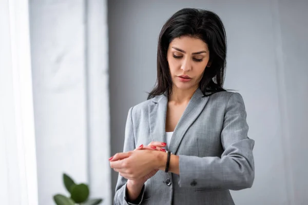 Triste Mujer Negocios Con Moretones Mano Mirando Reloj Concepto Violencia — Foto de Stock