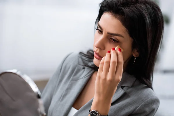 Enfoque Selectivo Mujer Negocios Triste Con Moretones Cara Celebración Esponja — Foto de Stock