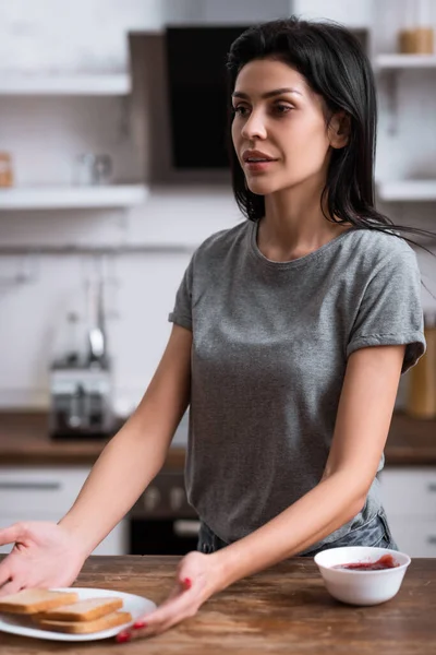 Selektiver Fokus Der Frau Mit Blutergüssen Auf Gesichtsteller Mit Toastbrot — Stockfoto