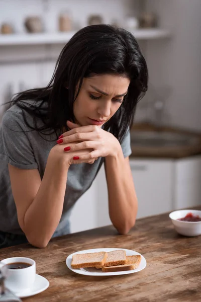 Mulher Chateada Olhando Para Prato Com Pão Torrado Conceito Violência — Fotografia de Stock