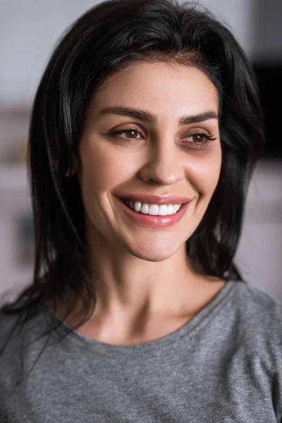 Glimlachende Vrouw Met Blauwe Plekken Gezicht Huiselijk Geweld Concept — Stockfoto