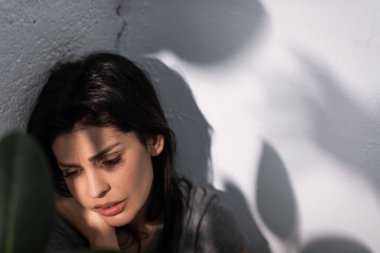 Yüzü morarmış depresif bir kadının seçici odak noktası, aile içi şiddet kavramı 