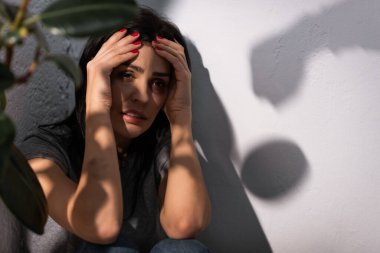 Yüzü moraran, aile içi şiddet içeren depresif kadının seçici odağı. 
