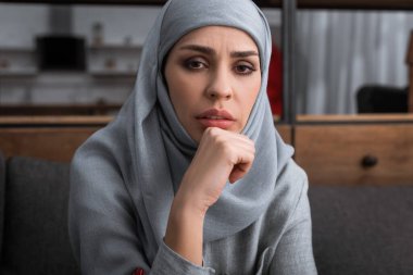 depresif Müslüman kadın kameraya bakıyor, aile içi şiddet kavramı  