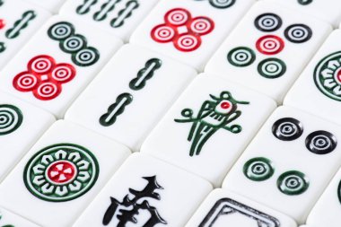 KYIV, UKRAINE - 30 HAZİRAN 2019: İşaretli ve karakterli beyaz mahjong oyun karoları alanı 