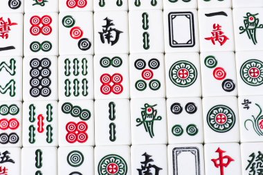 KYIV, UKRAINE - 30 HAZİRAN 2019: İşaretli ve karakterli mahjong oyun fayanslarının üst görünümü