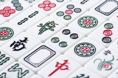 KYIV, UKRAINE - 30 HAZİRAN 2019: İşaretli ve karakterli beyaz mahjong oyun karoları alanı 