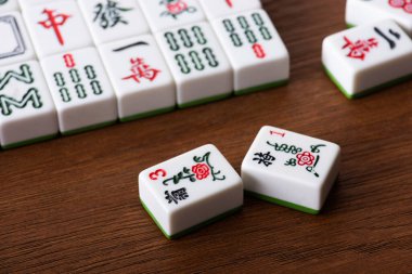 KYIV, UKRAINE - 30 Ocak 2019: Tahta masa üzerindeki mahjong oyununun seçici odak noktası