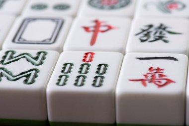 KYIV, UKRAINE - 30 HAZİRAN 2019: İşaretli ve karakterli mahjong oyununun seçici odak noktası 