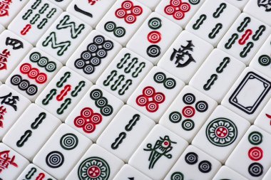 KYIV, UKRAINE - 30 HAZİRAN 2019: beyaz mahjong oyun fayansları tabelaları ve karakterler, üst görünüm