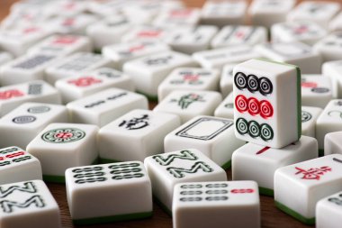 KYIV, UKRAINE - 30 Ocak 2019: İşaretli ve karakterli beyaz mahjong oyununun seçici odak noktası
