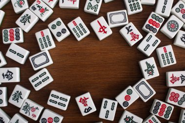 KYIV, UKRAINE - 30 HAZİRAN 2019: ahşap masa üzerindeki beyaz mahjong oyun fayansları çerçevesi, üst görünüm