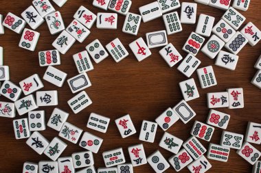 KYIV, UKRAINE - 30 HAZİRAN 2019: ahşap masa üzerindeki beyaz mahjong oyun fayansları çerçevesi, üst görünüm