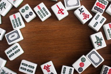 KYIV, UKRAINE - 30 HAZİRAN 2019: ahşap masa üzerindeki beyaz mahjong oyun fayansları çerçevesi, üst görünüm