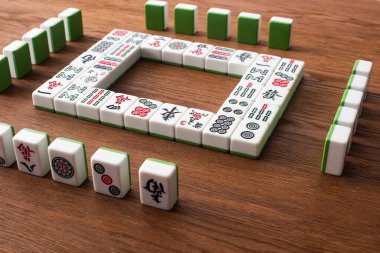 KYIV, UKRAINE - 30 HAZİRAN 2019: sıralar ve kare çerçeve mahjong oyun fayanslarından yapılmış ahşap masa