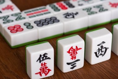 KYIV, UKRAINE - 30 Ocak 2019: Tahta masa üzerindeki mahjong oyununun seçici odak noktası