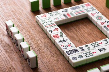 KYIV, UKRAINE - 30 HAZİRAN 2019: ahşap masa üzerindeki kare kare kare ve sıra mahjong oyunu fayansları
