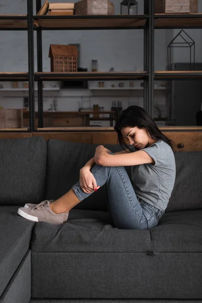 Depressed Woman Bruise Face Sitting Sofa Living Room Domestic Violence — Stock Photo, Image