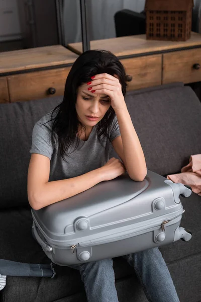 Depressziós Zúzódásokkal Arcán Bőrönddel Ülve Családon Belüli Erőszak Fogalma — Stock Fotó