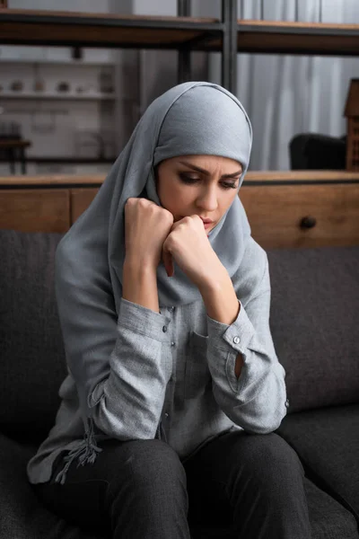 Расстроенная Мусульманка Хиджабе Сидящая Диване Понятие Домашнего Насилия — стоковое фото