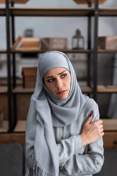 Traurige Muslimische Frau Hidschab Berührt Arm Und Schaut Weg Konzept — Stockfoto